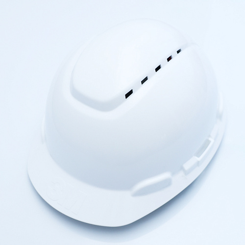 Каска защитная модель H-700N-VI, с вентиляцией. Белая. С храповиком Каска защитная модель H-700N-VI, с вентиляцией. Белая. С храповиком